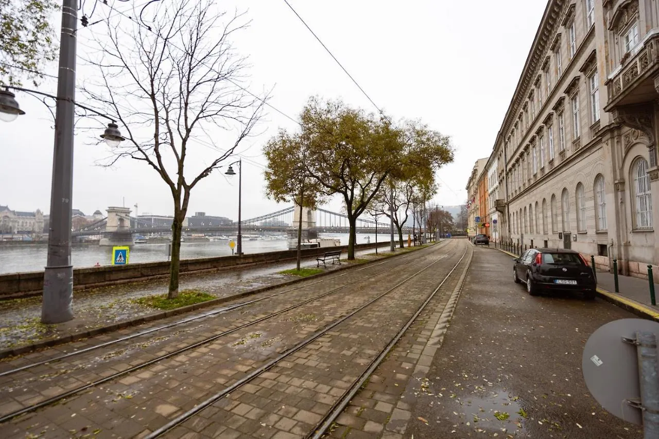 Apartment Danube Waterfront View At Chain Bridge Budapest